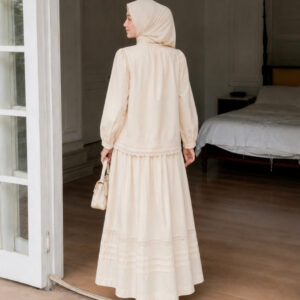 AURORA Ruffle Collar Blouse & Lace Trim Maxi Skirt 穿搭灵感搭配图 设计感女装 | Styling inspiration outfit idea minimalist designer dress